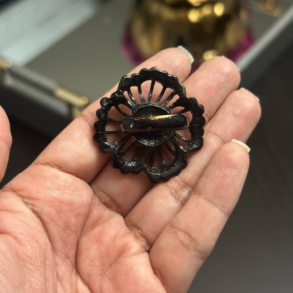 Black flower faux crystal ring - Picture 4 of 4